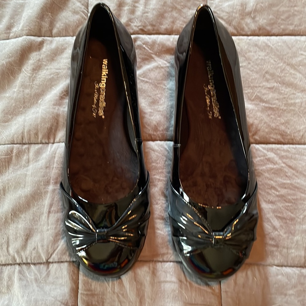 New 10WW Walking Cradles black patent “Fall” flats
